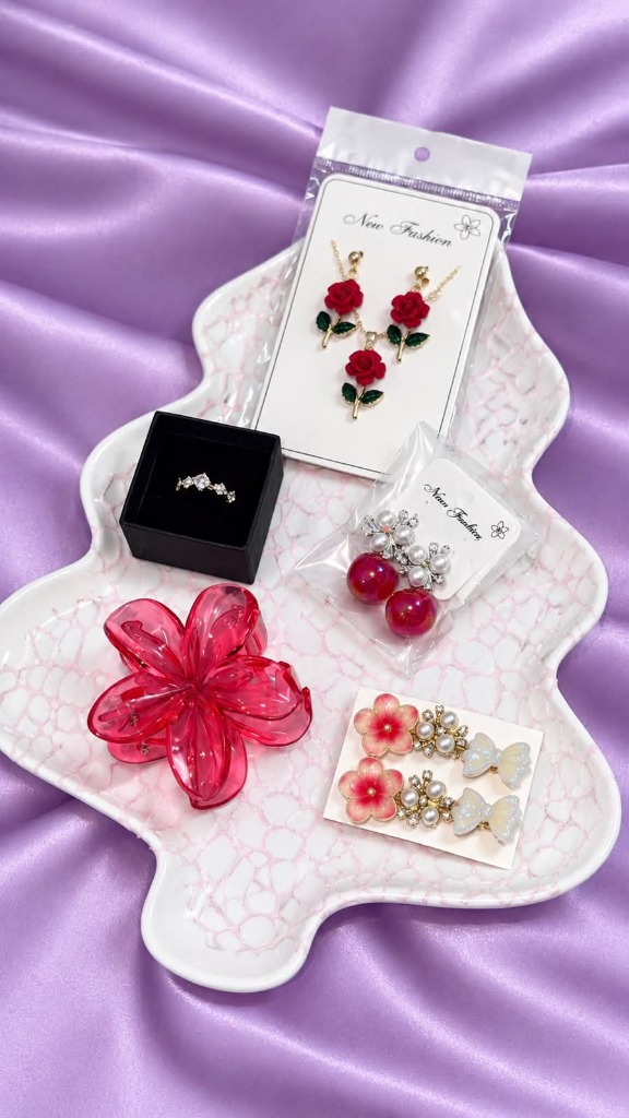 The Scarlet Rose Keepsake Collection image 1